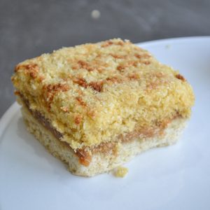 Cuadrado de coco con dulce de leche